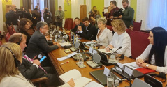 25. фебруар 2025. Представници посланичких група који чине владајућу коалицију у Народној скупштини са известиоцем Европског парламента за Србију