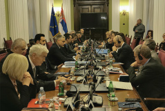 6. фебруар 2020. Учесници међустраначког дијалога са европским комесаром за суседство и преговоре о проширењу 