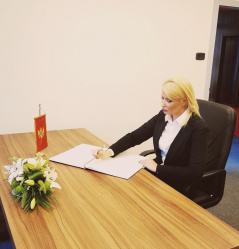 17 August 2022 National Assembly Deputy Speaker Sandra Bozic signs the Condolence Book at the Embassy of Montenegro