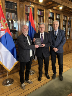 9. april 2026. potpredsednik Narodne skupštine Jovan Janjić sa autorom dr Vladimirom Umeljićem i urednikom izdavačke kuće „Prometej“ Zoranom Kolundžijom  